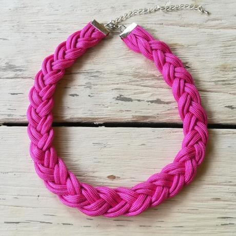 Magenta fonott nyaklánc