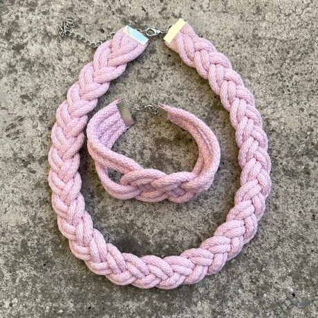 Halvány rózsaszín, matt, fonott ékszer szett