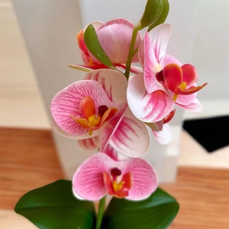 Hármas akció - 3 db prémium minőségű, 1 szálas, cserepes mű orchidea - 35 cm magas, széles, bézs kaspóban, élénk rózsaszín virággal